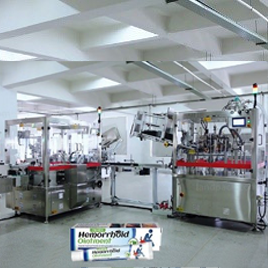 خط إنتاج آلة تعبئة وختم الأنابيب السائلة التلقائية بالكامل مع التعبئة في العلب Tube Filling