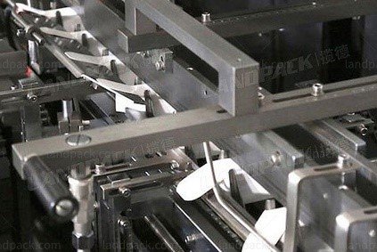 خط تعبئة وختم الأنابيب البلاستيكية الأوتوماتيكي لمنتجات مستحضرات التجميل والكريمات واللوشن مع التعبئة بالكرتون والتغليف بالانكماش3